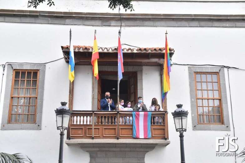 Imagen de la colocación de la bandera Trans en el balcón del Ayuntamiento de Telde el pasado año/Francisco Javier Santana.